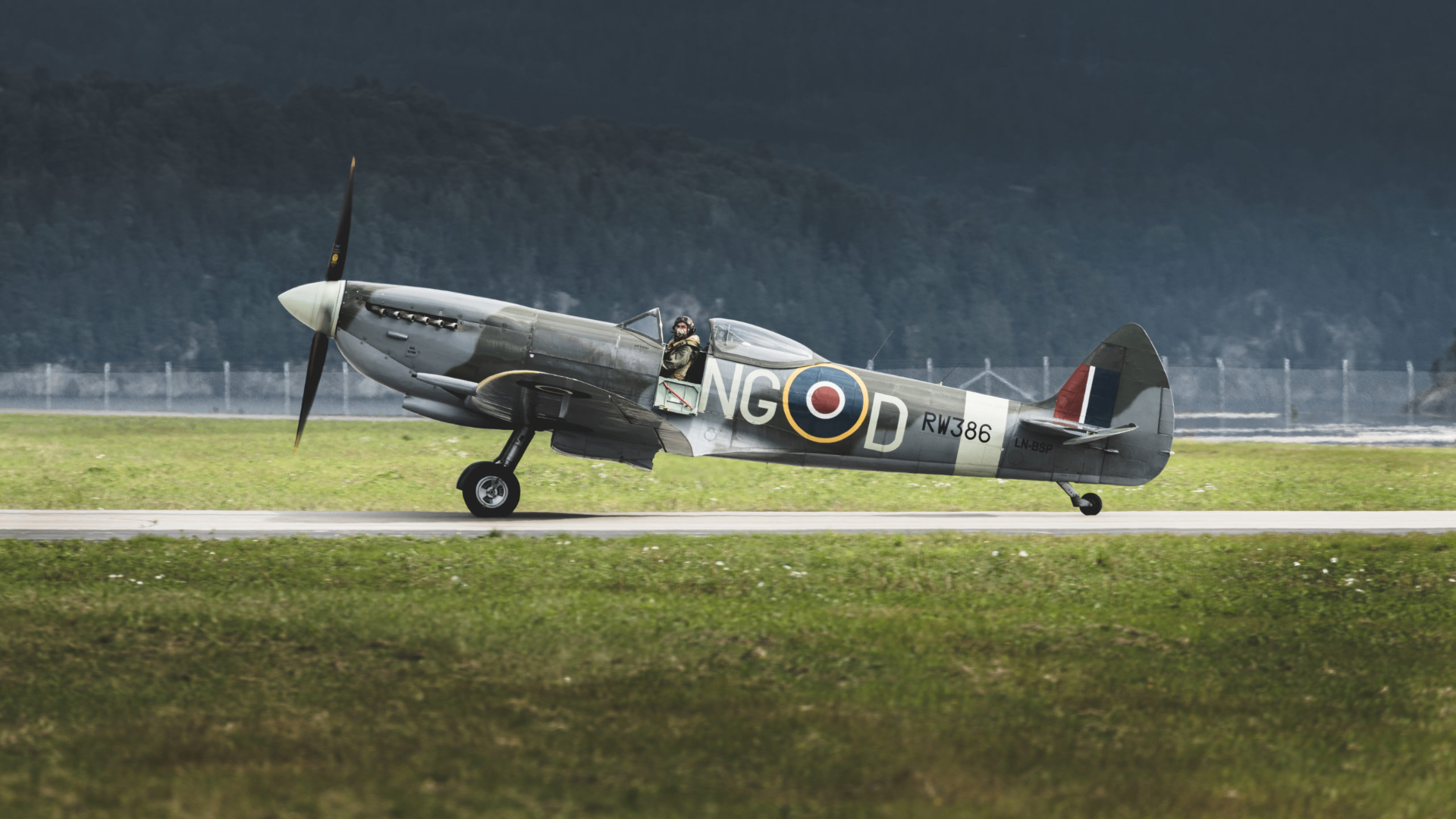 Spitfire på rullebanen på Telemark Airshow